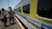 Warga antusias melihat rangkaian kereta penumpang berhias 11 livery di Stasiun Tulangan. Selain parade, acara ini juga dimeriahkan dengan fashion show pakaian adat Nusantara di atas kereta yang sedang melaju. ANTARA FOTO/Umarul Faruq