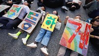 Demonstrasi yang berlangsung di Gwanghwamun Square, sebuah perubahan penting dari pawai tahun lalu yang diadakan di distrik keuangan dan perbelanjaan Gangnam yang ramai, di mana penyelenggara bertujuan untuk menarik perhatian perusahaan-perusahaan terkemuka yang mereka anggap bertanggung jawab atas emisi karbon. Foto: REUTERS/Soo-hyeon Kim