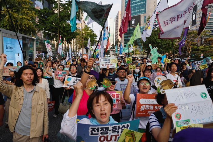 Protesters chant slogans as they march during a climate justice rally calling for stronger action against climate change, in Seoul, South Korea, September 27, 2025. REUTERS/Kim Soo-hyeon