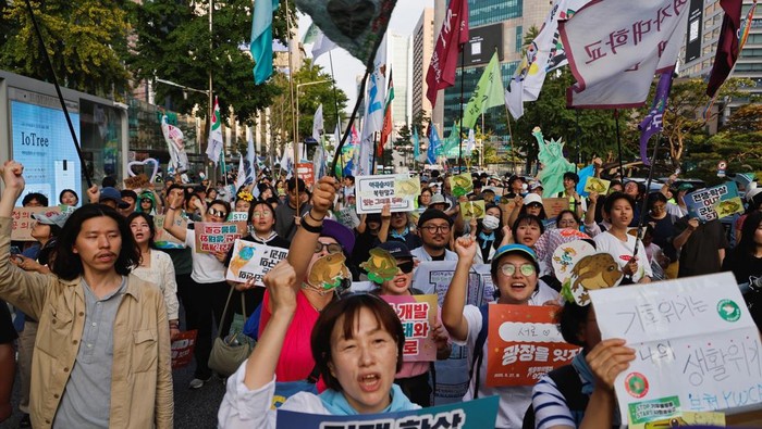 Pawai Iklim di Seoul Desak Kebijakan Berani Selamatkan Bumi Protesters chant slogans as they march during a climate justice rally calling for stronger action against climate change, in Seoul, South Korea, September 27, 2025. REUTERS/Kim Soo-hyeon