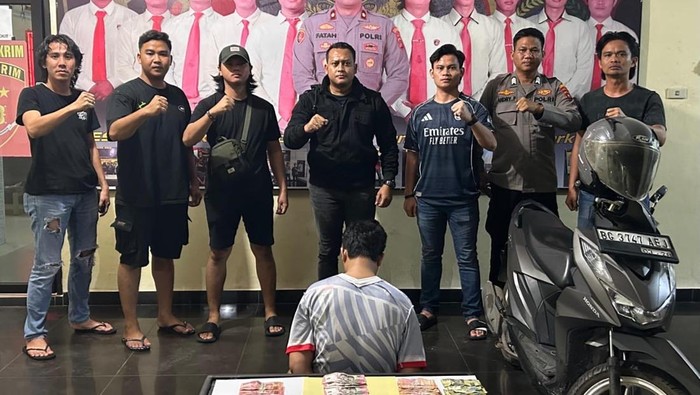 Pelaku dan barang bukti uang palsu.