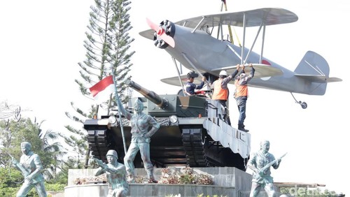 Pemasangan pesawat dan tank tempur di kawasan Taman Makam Pahlawan Singasana Tabanan, Minggu (28/9/2025).