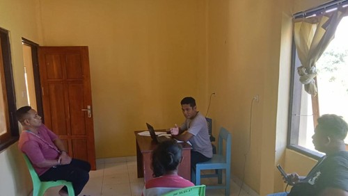 Kades Netemnanu Utara, Rinto Obe (kaus merah) saat mediasi di Polsek Amfoang Timur, Kabupaten Kupang, NTT, beberapa waktu lalu. (Dok. Polsek Amfoang Timur).