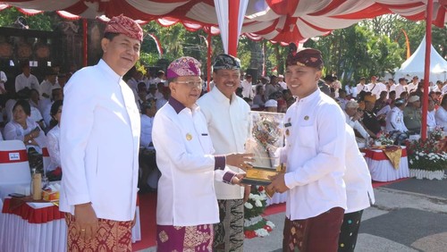 Penyerahan penghargaan Kelurahan Terbaik Tingkat Provinsi Bali Tahun 2025 oleh Gubernur Bali Wayan Koster kepada Lurah Baler Bale Agung, Ida Bagus Gede Ananda Kusuma, di Denpasar, beberapa waktu lalu. (Foto: Pemkab Jembrana)