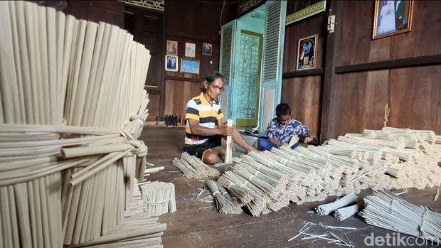 Perajin rokok nipah di Palembang