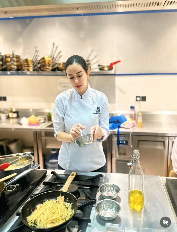 Persis Chef Profesional! Aura Kasih Masak Meatloaf hingga Jambalaya