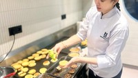 Tak hanya masak meatloaf saja, Aura Kasih juga memasak hidangan khas Western lainnya. Seperti mini burger yang satu ini. Foto: Instagram @aurakasih