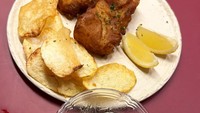 Terakhir ada hidangan fish and chips ala Aura Kasih. Disajikan dengan keripik kentang dan saus tartar yang creamy.  Foto: Instagram @aurakasih