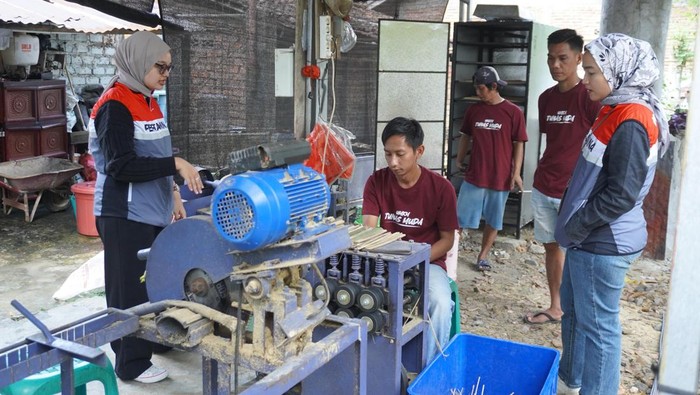 Pertamina melihat kelompok Tunas Muda membuat tusuk sate bambu