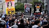 Generasi Z Peru turun ke jalan di Lima selama akhir pekan, bentrok dengan polisi dan mengibarkan bendera anime Jepang One Piece untuk memprotes korupsi pemerintah dan kebijakan ekonomi. Bendera One Piece, simbol perlawanan dalam gerakan yang dipimpin pemuda dari Nepal hingga Indonesia, telah menjadi lambang persatuan bagi Generasi Z Peru, yang mengatakan bahwa mereka berjuang untuk masa depan yang bebas dari korupsi dan penindasan. Foto: REUTERS/Angela Ponce