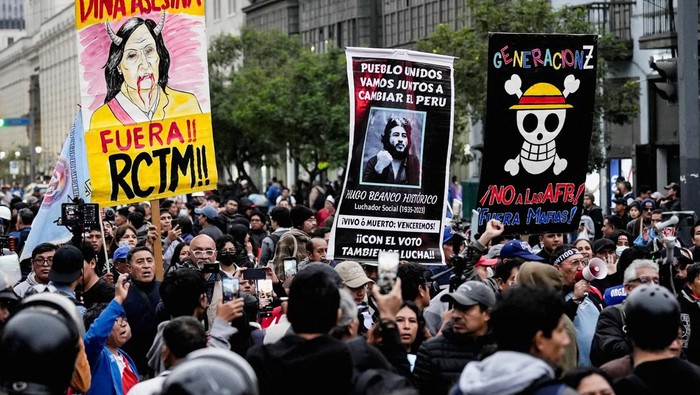 Peru Bergejolak, Polisi dan Generasi Z Bentrok di Tengah Aksi Tolak Boluarte Protesters participate in a demonstration organised by a youth collective called