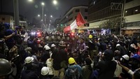 Pemuda Peru bentrok dengan polisi anti huru hara saat mereka berunjuk rasa untuk putaran protes berikutnya terhadap Presiden Dina Boluarte pada hari Sabtu (27/9). Hal ini terjadi seminggu setelah demonstrasi di ibu kota yang juga menyebabkan bentrokan dengan polisi, yang mengakibatkan lebih dari selusin petugas polisi, demonstran, dan jurnalis terluka. Foto: REUTERS/Sebastian Castaneda