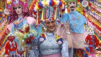 Pesona warna dan motif Karawo memikat penonton, menjadikan karnaval ini ajang promosi budaya dan pariwisata daerah Sulawesi. Foto: ANTARAFOTO/Adiwinata Solihin