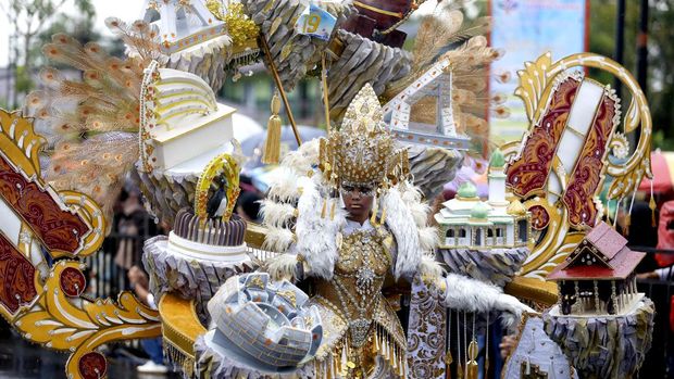 Peserta mengenakan pakaian kreasi pada Gorontalo Karnaval Karawo (GKK) 2025 di Kota Gorontalo, Gorontalo, Sabtu (27/9/2025). Pemerintah Provinsi Gorontalo menggelar GKK 2025 yang merupakan bagian dari 110 Kharisma Event Nusantara (KEN) Kementerian Pariwisata dalam upaya promosi kain sulaman Karawo serta pariwisata di daerah itu yang diikuti oleh 39 peserta dari berbagai daerah di Sulawesi. ANTARA FOTO/Adiwinata Solihin/sgd