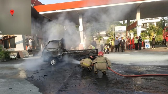 Pikap terbakar di SPBU (dok. Damkar Bogor)