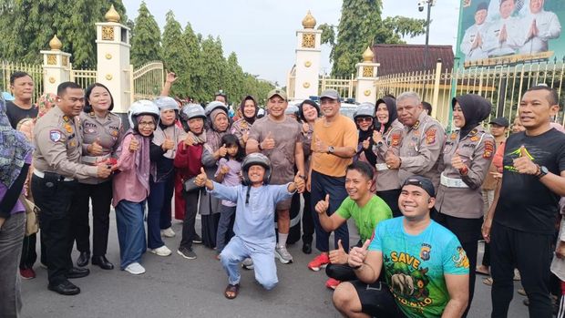 Polantas menyapa warga di CFD Pekanbaru Riau, memberikan edukasi keselamatan lalu lintas dan lingkungan, Minggu (28/9/2025).