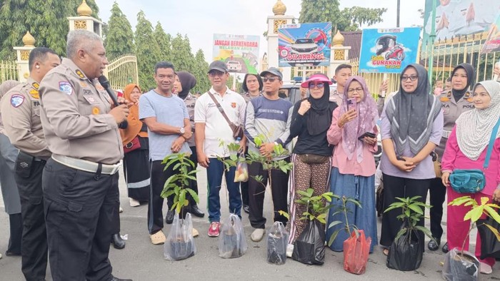 Polantas menyapa warga di CFD Pekanbaru Riau, memberikan edukasi keselamatan lalu lintas dan lingkungan, Minggu (28/9/2025).