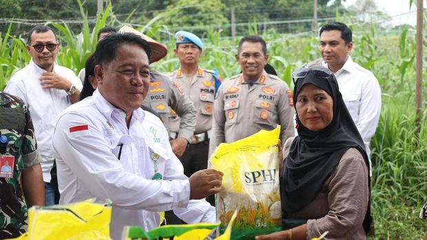 Polda Riau dan Perum Bulog mendistribusikan 2 ton beras dalam Operasi Pasar Murah di Kota Pekanbaru, Sabtu (27/9/2025).