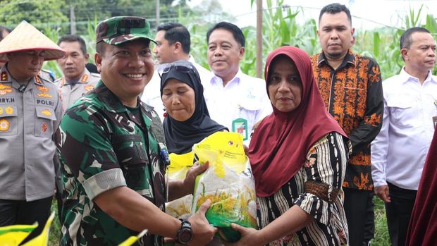 Polda Riau dan Perum Bulog mendistribusikan 2 ton beras dalam Operasi Pasar Murah di Kota Pekanbaru, Sabtu (27/9/2025).