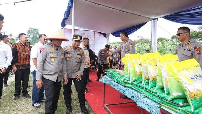 Polda Riau dan Perum Bulog mendistribusikan 2 ton beras dalam Operasi Pasar Murah di Kota Pekanbaru, Sabtu (27/9/2025).
