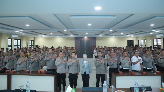 Polda Riau menggelar public speaking untuk melatih kemampuan komunikasi personel Polres Inhu