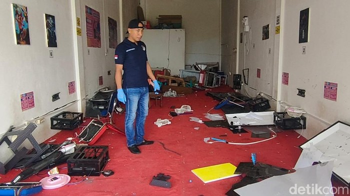 Orang tidak dikenal (OTK) mengacak-acak tempat rental PlayStation usai bentrok dua kelompok pemuda yang menewaskan pria bernama Amran (32) di Polewali Mandar.