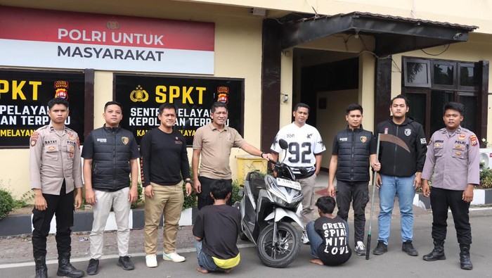 Polisi mengamankan dua pemuda pelaku di Cilegon, Banten. (dok.Polres Cilegon)