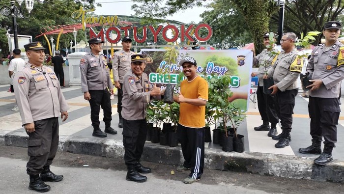Polres Siak melalui Polsek Tualang membagikan puluhan bibit pohon hijaukan car free day, Minggu (28/9/2025).