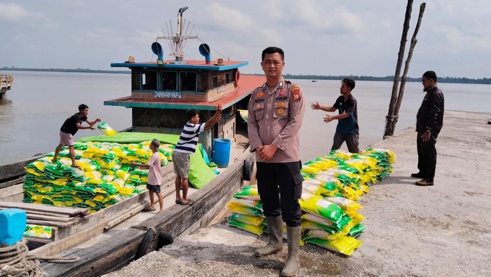 Pores Kepulauan Meranti mendistribusikan 50 ton beras ke masyarakat pesisir.