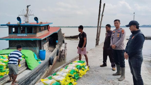 Pores Kepulauan Meranti mendistribusikan 50 ton beras ke masyarakat pesisir.
