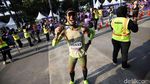 Potret Semangat Ribuan Pelari Bikin Jakarta Jadi Ungu