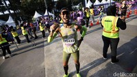 Pada Race Village, peserta disambut nuansa pasar desa dengan permainan tradisional, produk UMKM, hingga hasil bumi yang dibawa pulang sebagai simbol ketangguhan usaha kecil di Indonesia. 