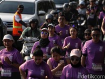Potret Semangat Ribuan Pelari Bikin Jakarta Jadi Ungu