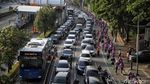 Potret Semangat Ribuan Pelari Bikin Jakarta Jadi Ungu
