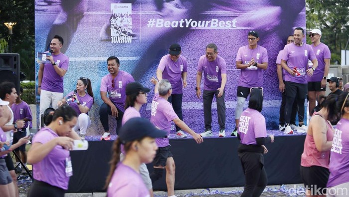 Sejumlah pelari saat mencapai garis finish pada gelaran Amartha 10X Run 2025 di Plaza Barat GBK, Jakarta, Minggu (28/9/2025).