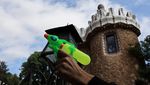 Protes Anti-Pariwisata, Warga Barcelona Gunakan Pistol Air untuk Usir Turis