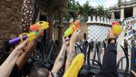 Protes Anti-Pariwisata, Warga Barcelona Gunakan Pistol Air untuk Usir Turis