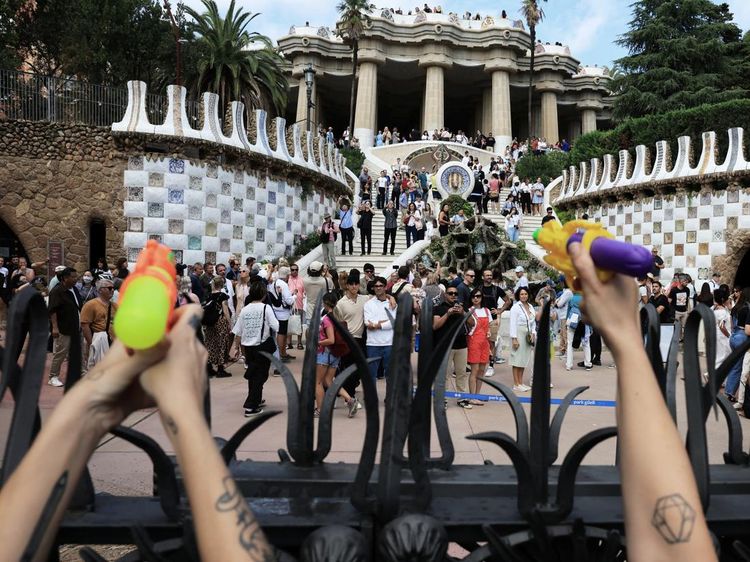 Protes Anti-Pariwisata, Warga Barcelona Gunakan Pistol Air untuk Usir Turis