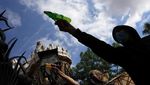 Protes Anti-Pariwisata, Warga Barcelona Gunakan Pistol Air untuk Usir Turis