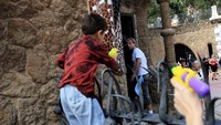 Wisatawan terkejut saat aksi protes mengejutkan digelar tepat di depan objek wisata karya Antoni Gaudí yang menjadi magnet utama turis. Foto: REUTERS/Nacho Doce