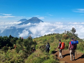 Sunrise Pertama di Gunung Prau