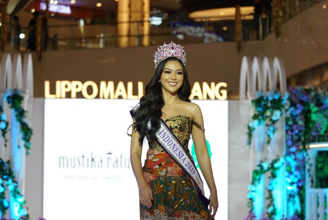 Wanita asal Surabaya ini tampil anggun mengenakan gaun batik bergaya kontemporer karya desainer Surya Abduh. Foto: Dok. Lippo Mall Kemang