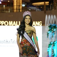 Wanita asal Surabaya ini tampil anggun mengenakan gaun batik bergaya kontemporer karya desainer Surya Abduh. Foto: Dok. Lippo Mall Kemang