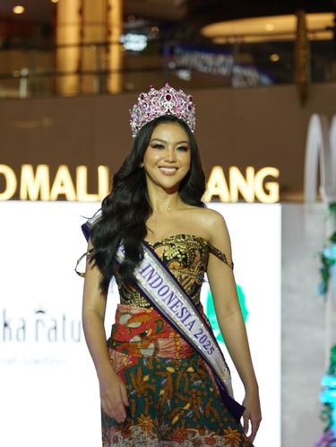 Puteri Indonesia 2025 Firsta Yufi Amartha Putri membuka acara pembukaan 'Journey in Elysium', perayaan Lippo Mall Kemang yang ke-13 tahun.