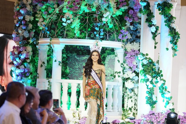 Surya Abduh memadukan beberapa motif batik dan lace berhias bordir yang dikreasikan dengan potongan asimetris. Foto: Dok. Lippo Mall Kemang
