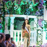 Surya Abduh memadukan beberapa motif batik dan lace berhias bordir yang dikreasikan dengan potongan asimetris. Foto: Dok. Lippo Mall Kemang