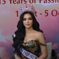 Wajah cantiknya dipulas makeup bernuansa cokelat dengan fokus riasan di area mata bergaya smokey, menonjolkan sorot yang tegas. Foto: Instagram/@firstayap