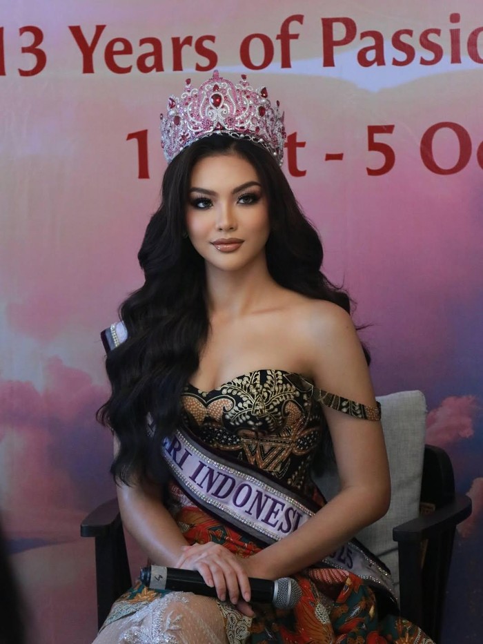 Puteri Indonesia 2025 Firsta Yufi Amartha Putri membuka acara pembukaan Journey in Elysium, perayaan Lippo Mall Kemang yang ke-13 tahun.