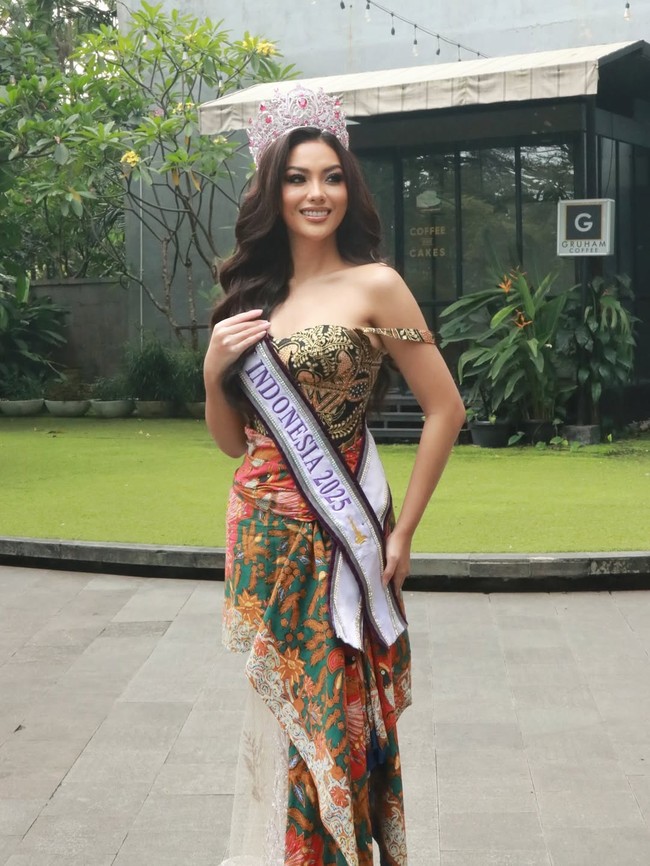 Rambut panjangnya ditata bergelombang, disematkan mahkota kemenangan yang semakin menegaskan aura wanita anggun nan mempesona. Foto: Instagram/@firstayap