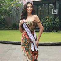 Rambut panjangnya ditata bergelombang, disematkan mahkota kemenangan yang semakin menegaskan aura wanita anggun nan mempesona. Foto: Instagram/@firstayap